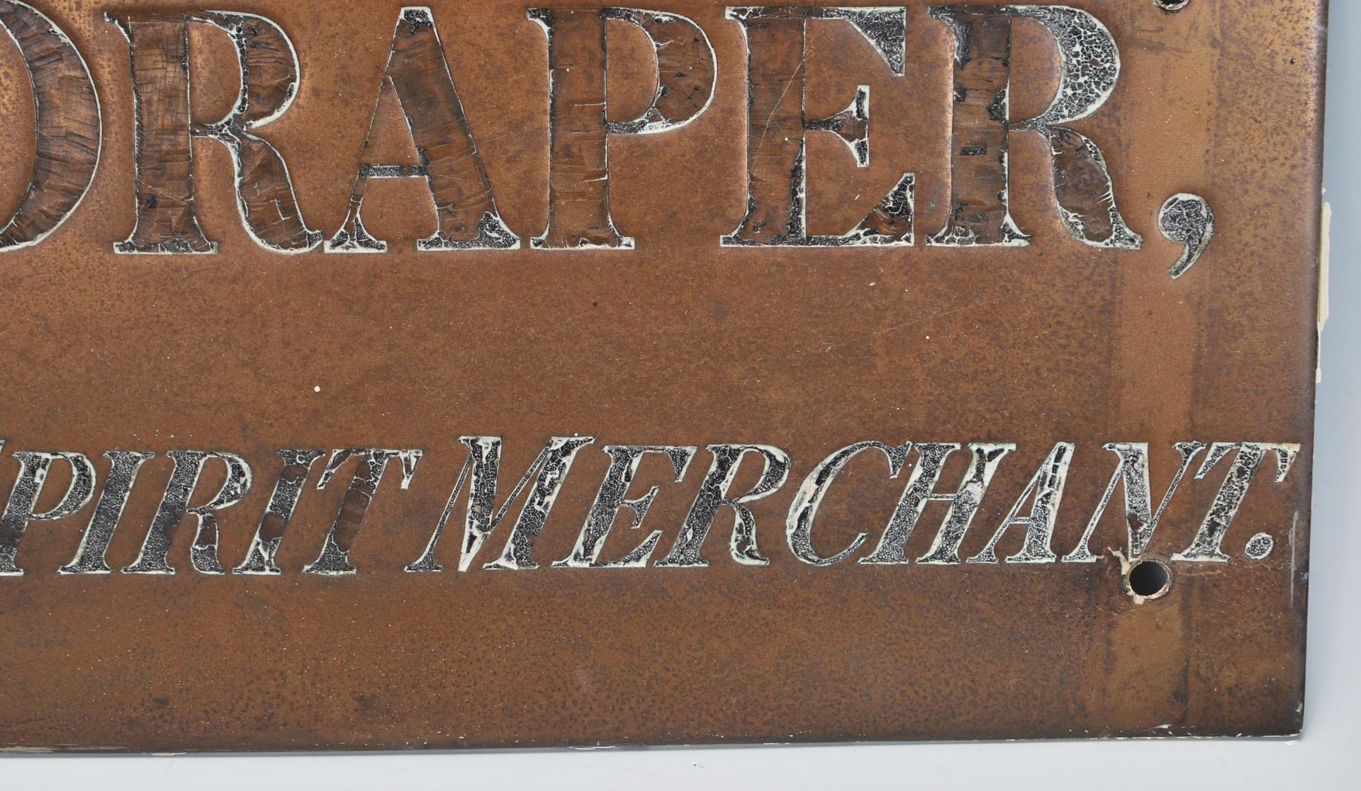 A vintage early 20th Century brass advertising shop sign / plaque engraved  ' Mrs. Draper Wine & - Bild 5 aus 6