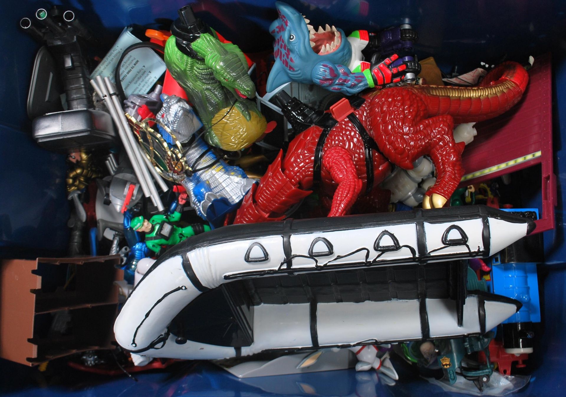 A mixed collection of mostly 90's toys to include a selection a Action Man figures and - Bild 4 aus 6