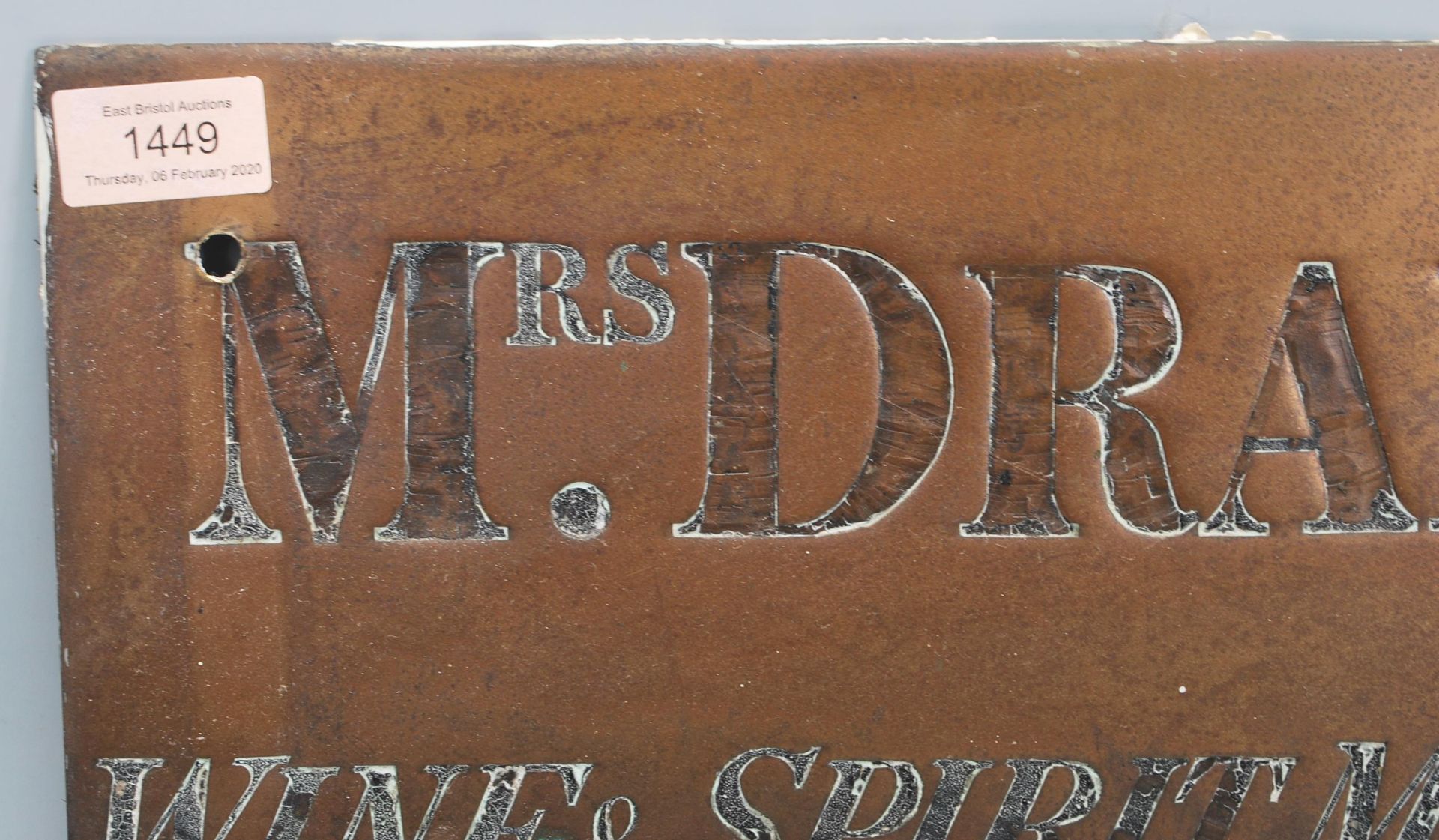 A vintage early 20th Century brass advertising shop sign / plaque engraved  ' Mrs. Draper Wine & - Bild 2 aus 6