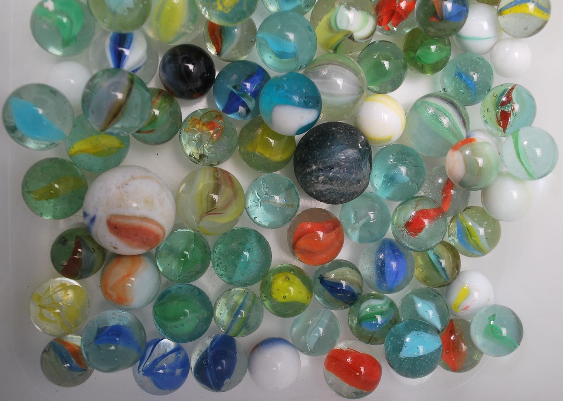 A good collection of early 20th century and later mixed marbles, approximately 150, to include - Bild 4 aus 4