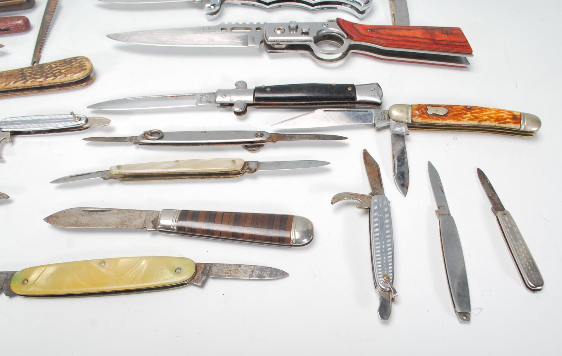 A collection of pocket knives of varying sizes and designs to include a Good Year advertising - Bild 8 aus 8