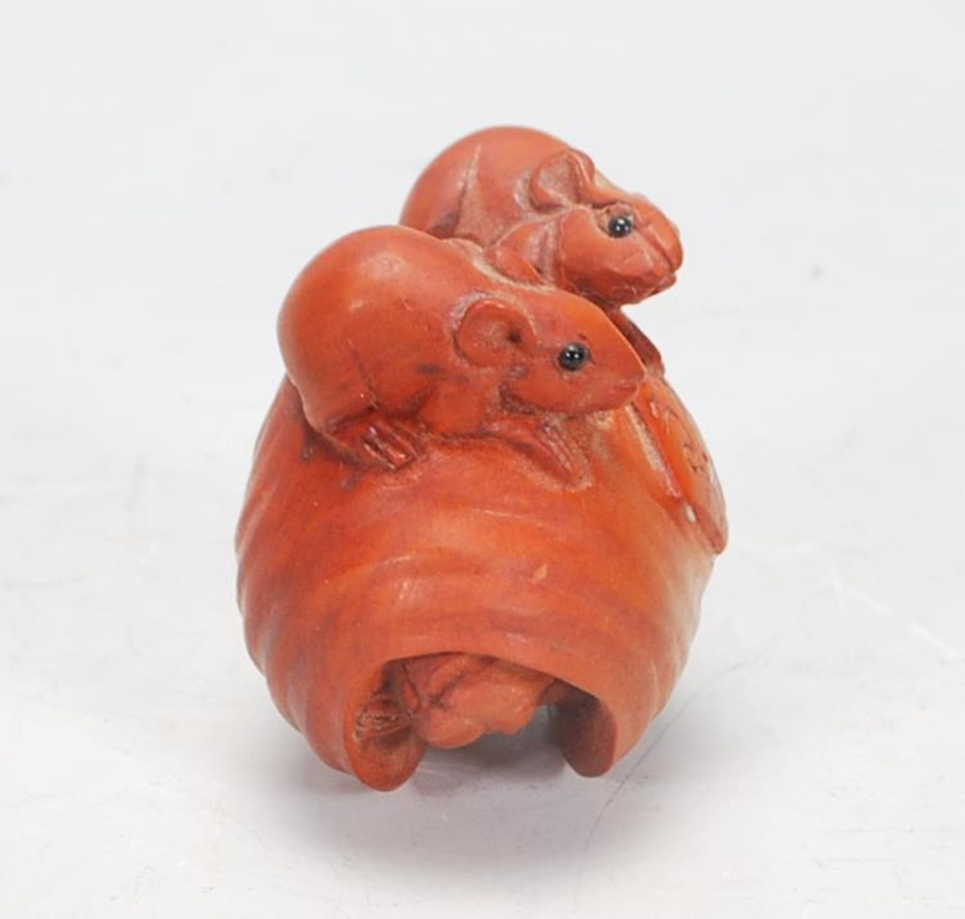 A Japanese carved wood Netsuke toggle in the form of two rats perched on a sea shell with a third - Image 4 of 5