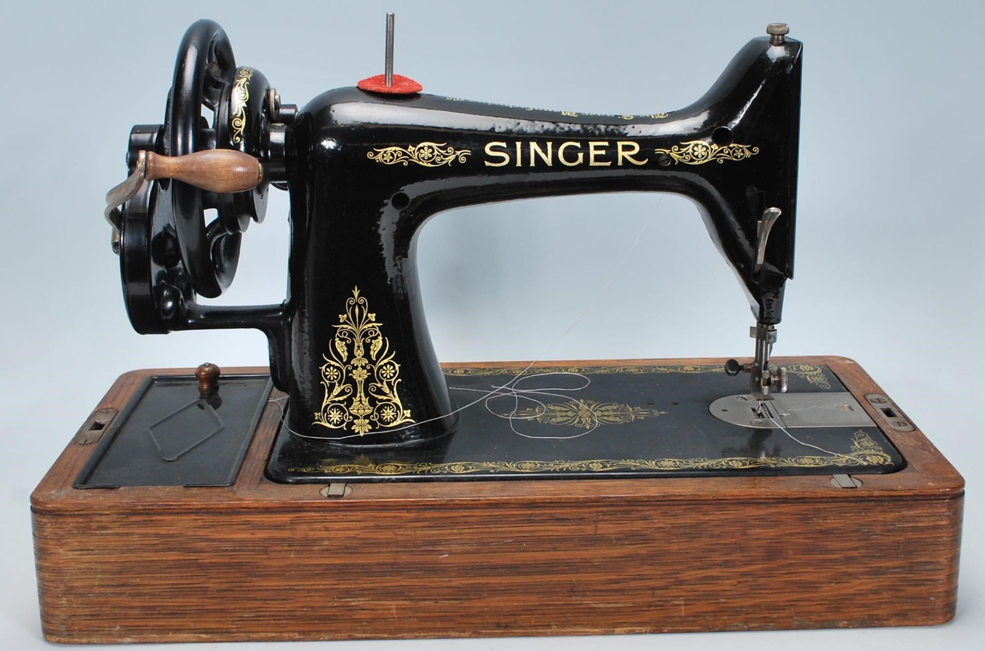 A vintage early 20th century Oak cased dome top Singer Sewing machine. Good dome carry case with the - Bild 3 aus 11