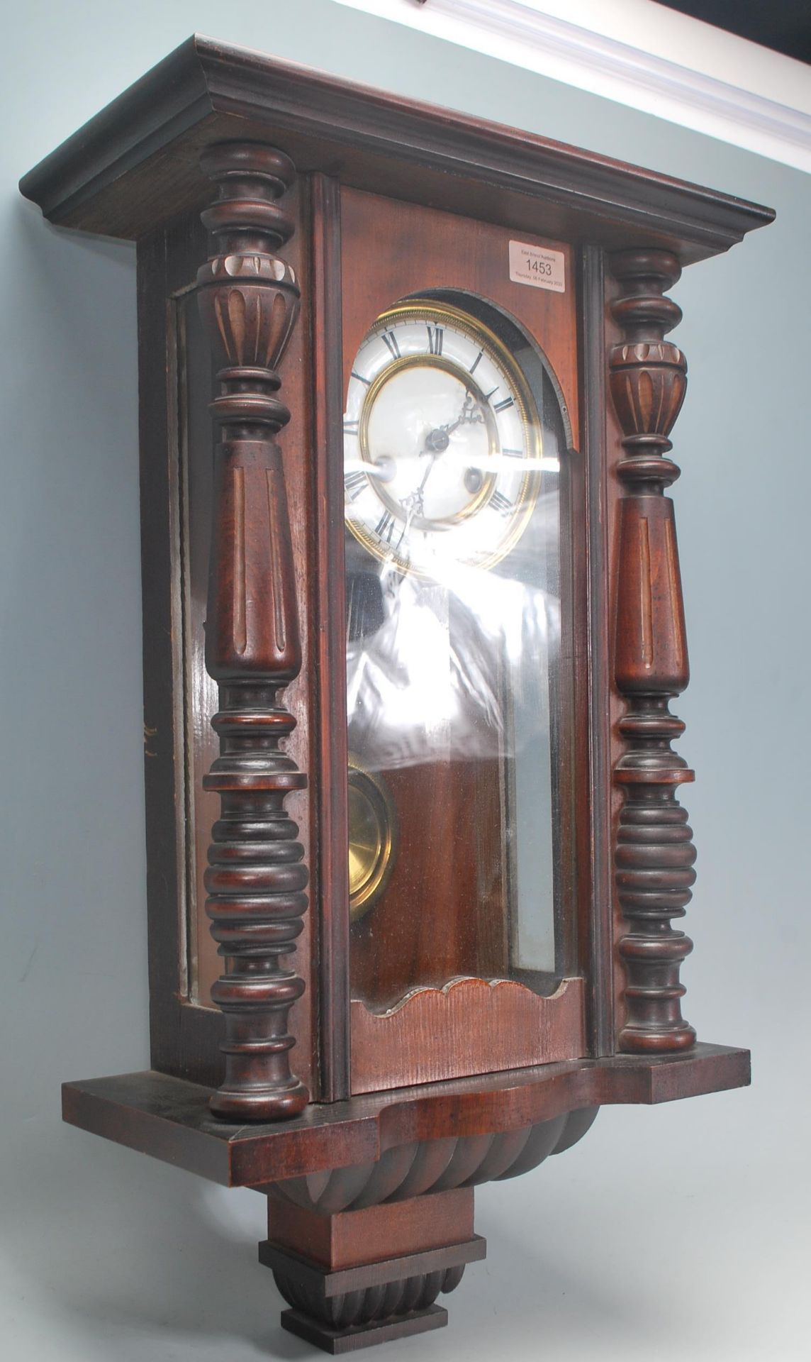 A vintage 20th century mahogany cased Vienna regulator style pendulum wall clock having a glazed - Bild 5 aus 5