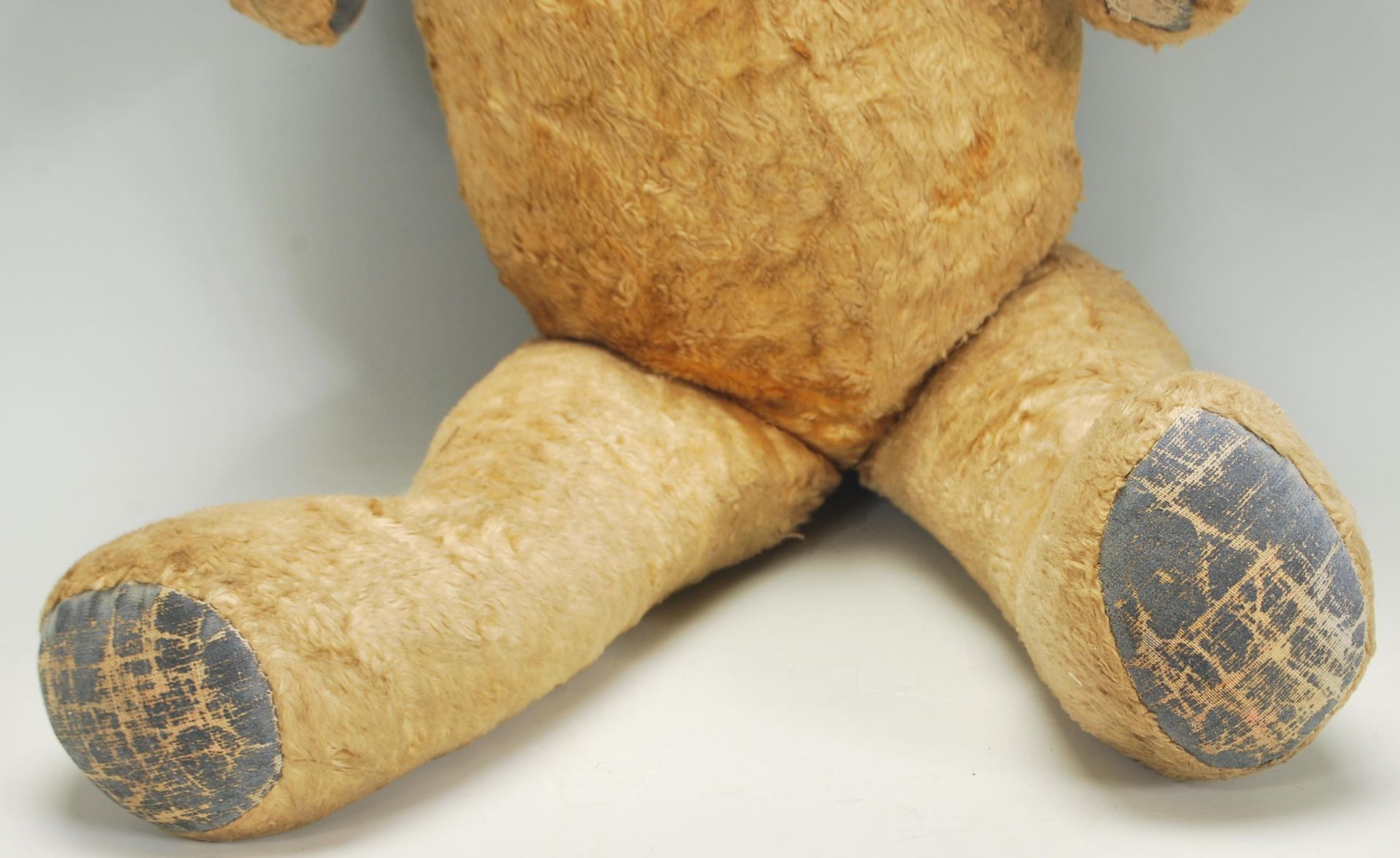 A vintage early to mid 20th Century childs teddy bear constructed from mohair with leather patches - Bild 4 aus 6