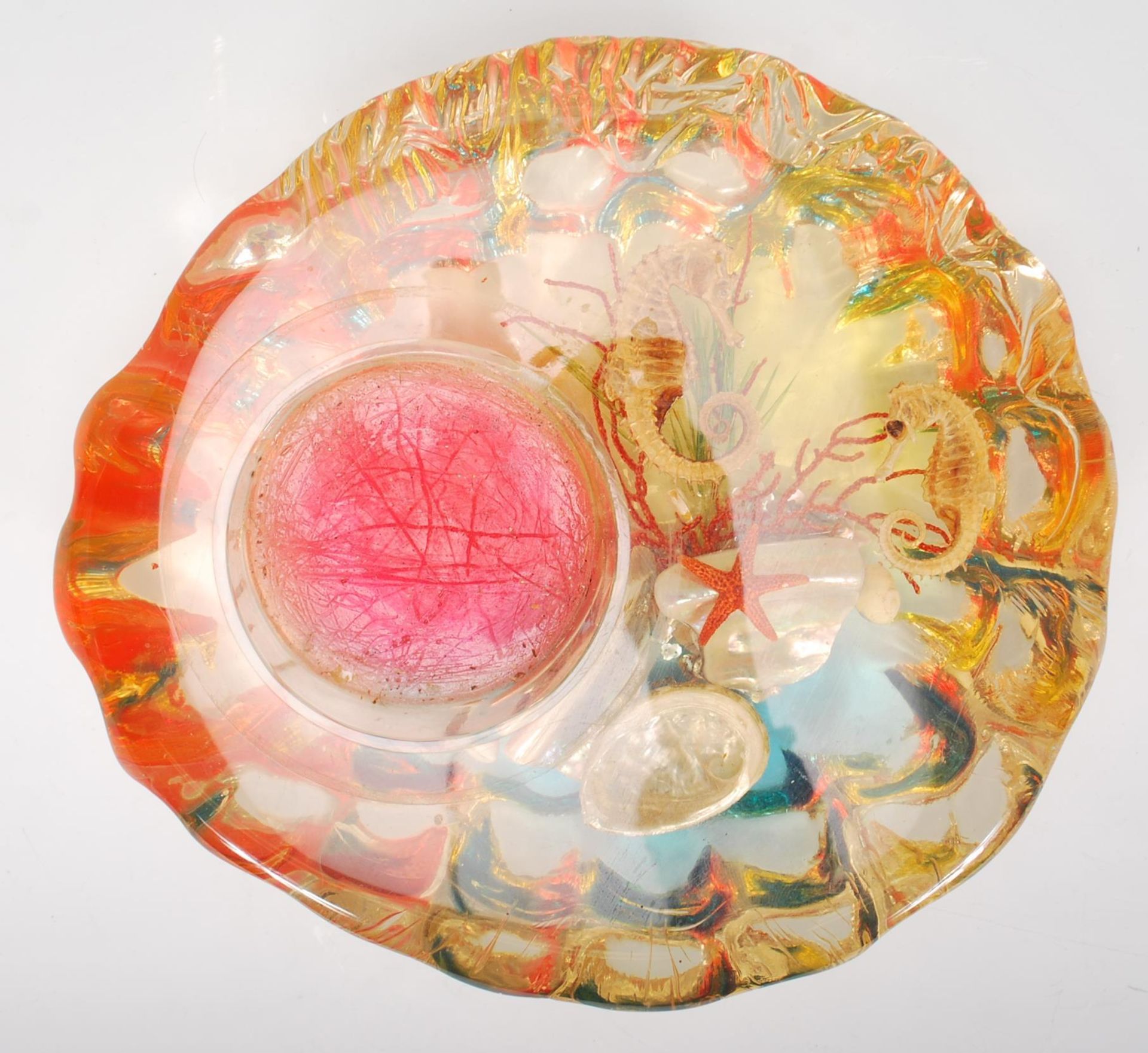 A pair of 1960's retro kitsch lucite large acrylic resin set marine / sea life paperweights with a - Bild 9 aus 12