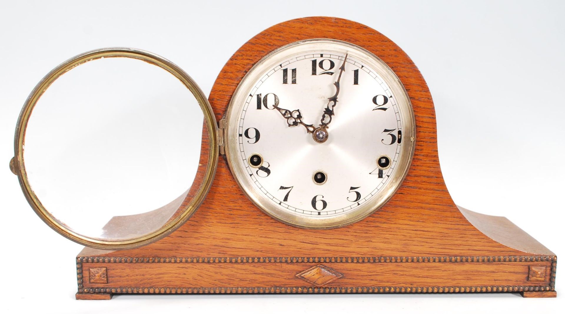 An early 20th century dome top mantel clock with silvered dial and inset brass Westminster chime - Bild 12 aus 18