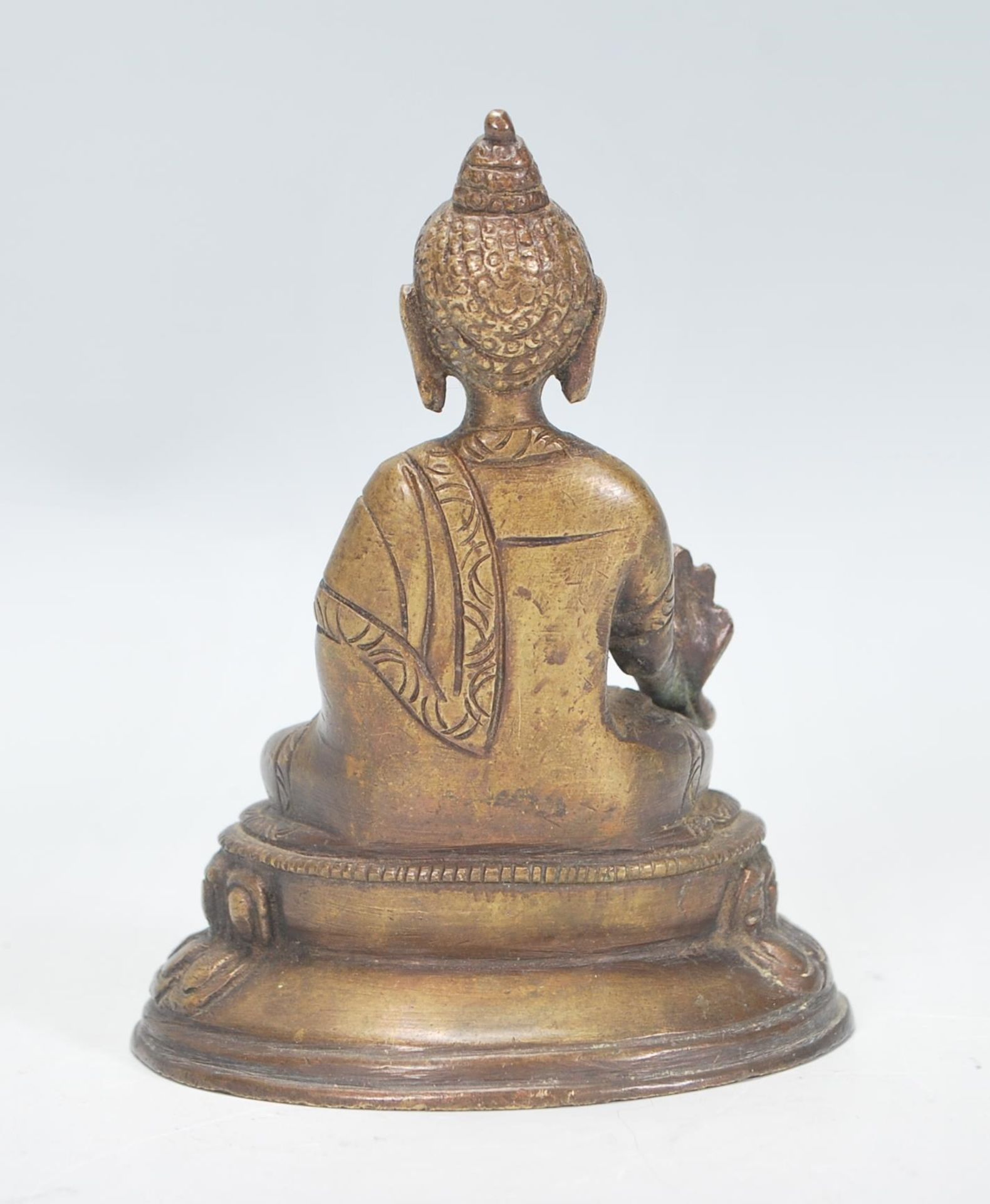 An Indian bronze figurine / ornament in the form of Buddha, modelled in a seated position raised - Bild 3 aus 6
