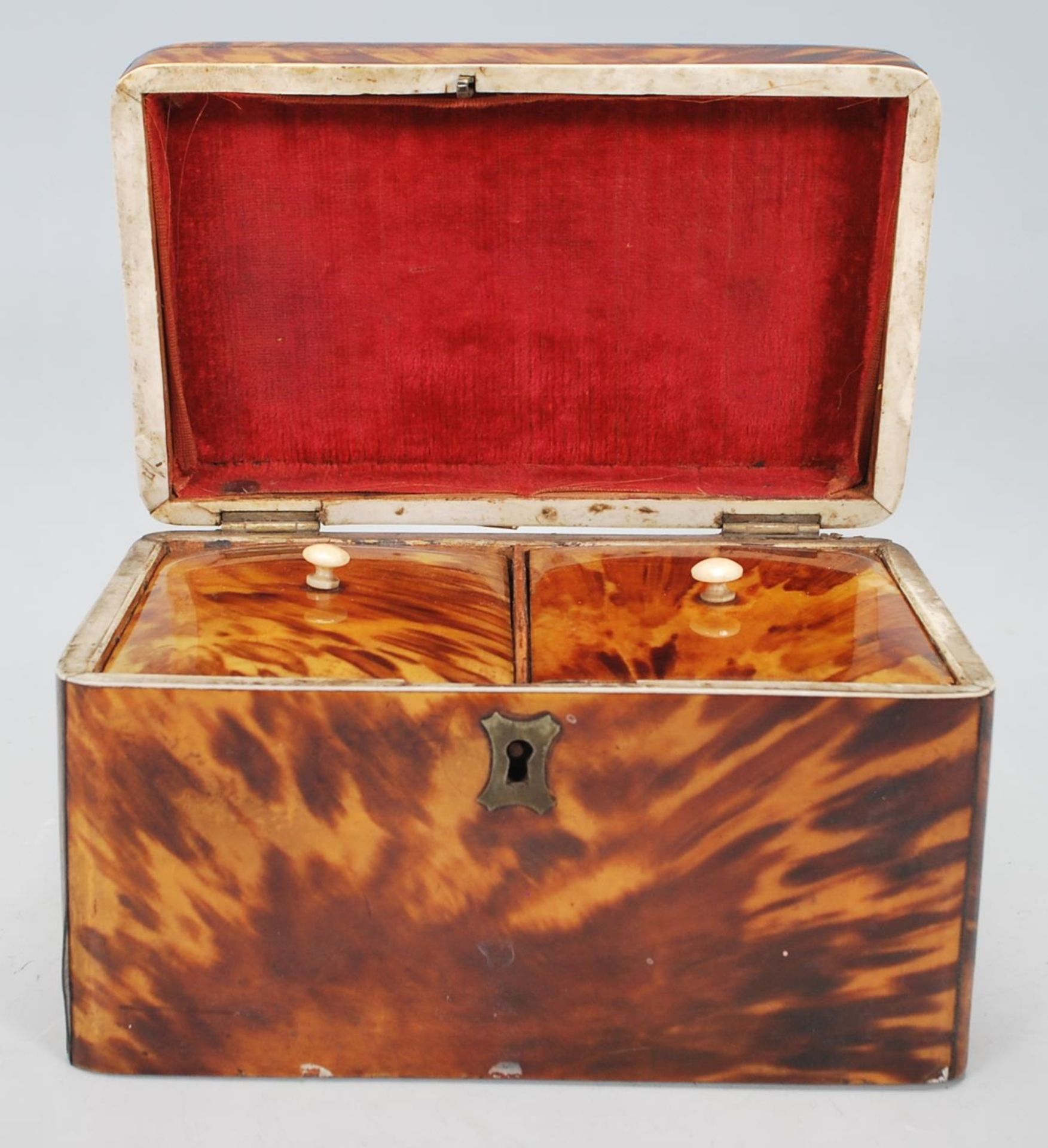 A 19th Century Victorian tortoise shell two division tea caddy with a hinged lid and two sections to - Bild 3 aus 8