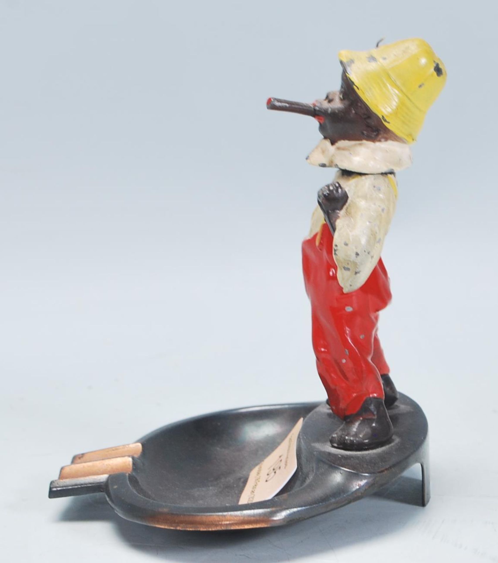 A vintage mid 20th Century novelty ashtray having a cold cast figurine of a boy smoking a cigar with - Bild 4 aus 7