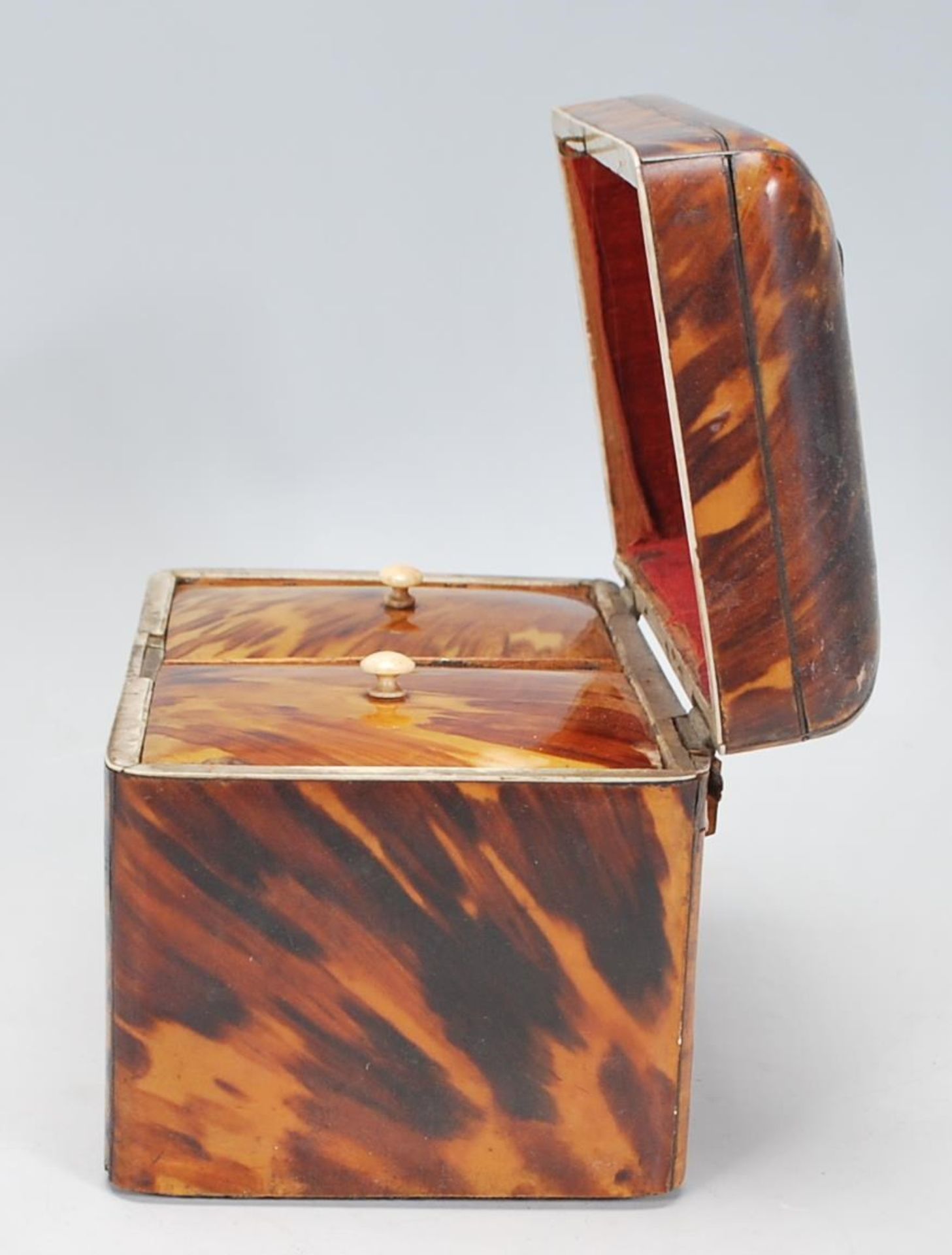 A 19th Century Victorian tortoise shell two division tea caddy with a hinged lid and two sections to - Bild 4 aus 8