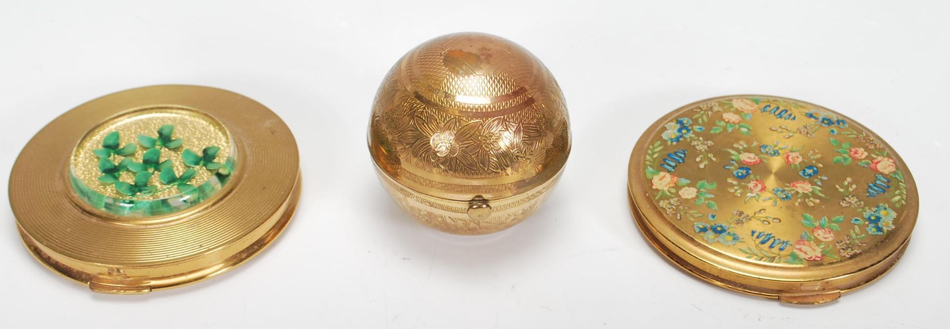 A group of vintage 20th Century compacts to include a Pygmalion No. 21960 of orb form having - Bild 2 aus 7