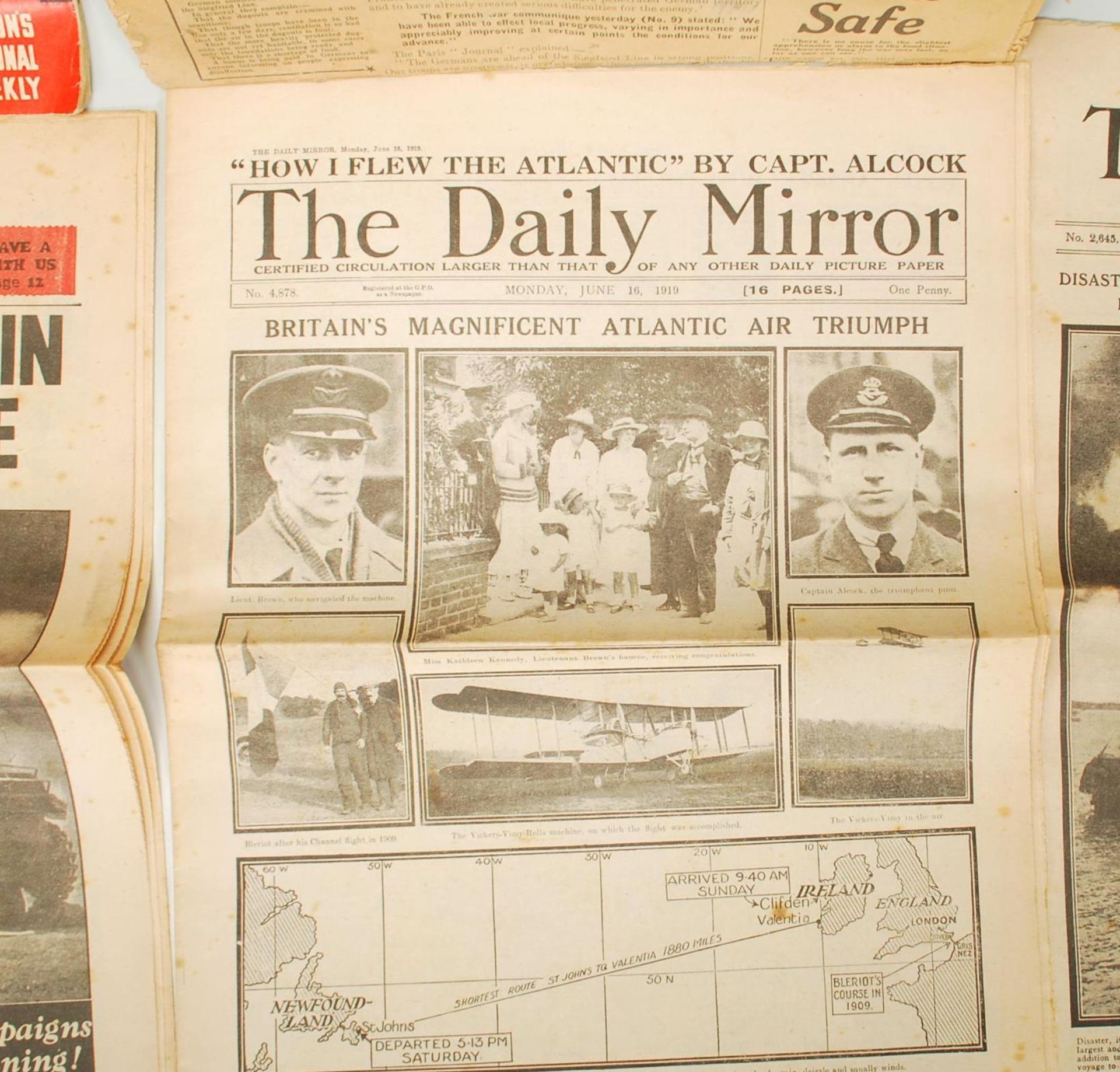 A collection of Newspapers to include The Daily Mi - Bild 3 aus 6