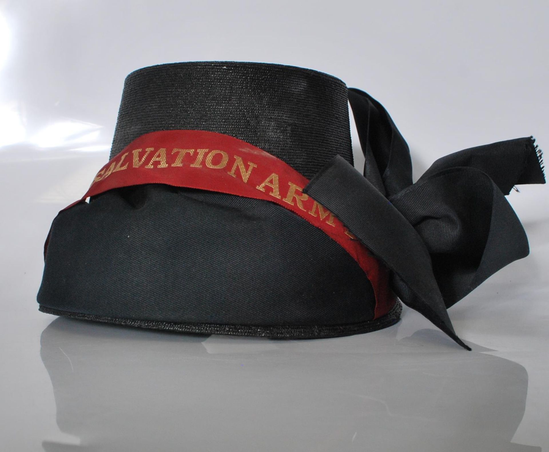 An early 20th Century Salvation Army bonnet finished in black having a red ribbon with gold - Bild 3 aus 11