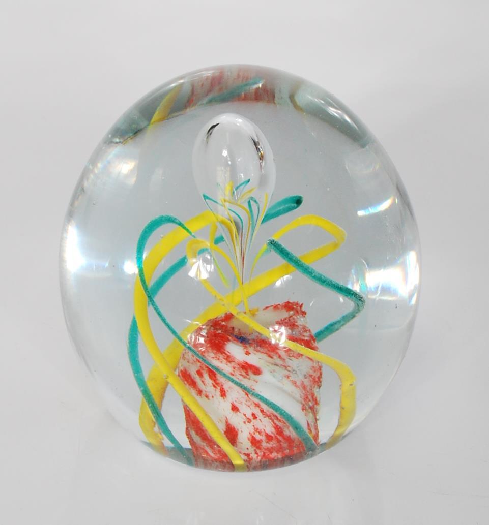 A large collection of 20th century paper weights, to include multi colour floral examples, control - Image 8 of 9