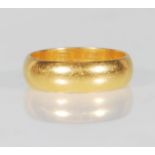 A marked 916 22ct gold continental wedding band ring of plain form. Marked 916 to the band. Weight