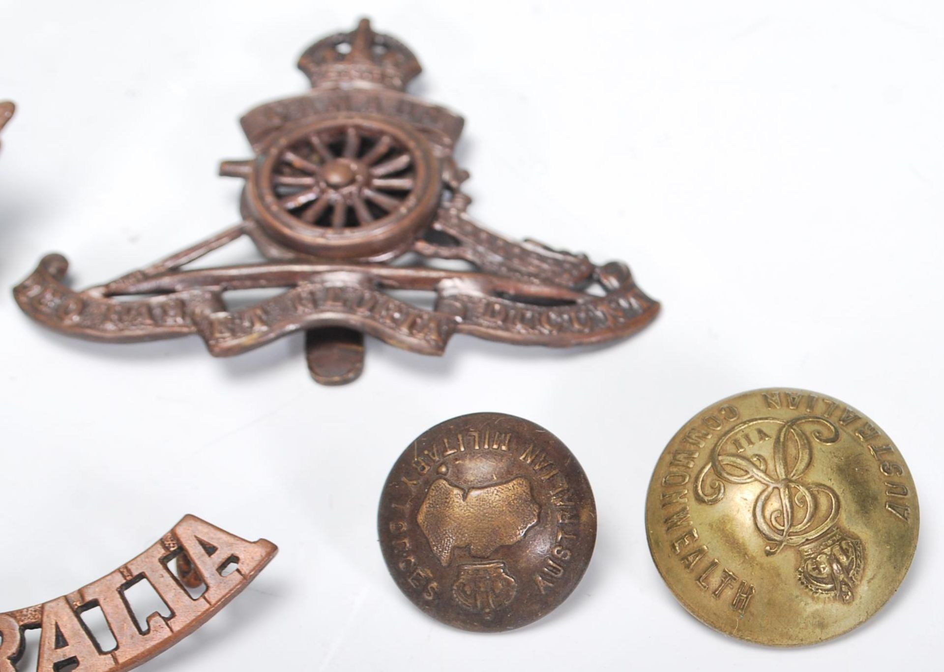 A small collection of circa World War One / WWI Commonwealth cap badges, name plates etc for - Bild 4 aus 7