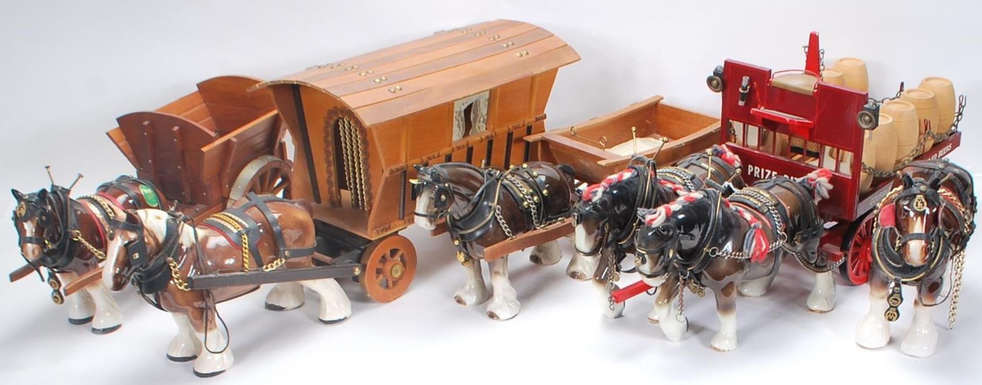 A mixed collection of vintage 20th Century horses and wagons / stagecoaches in the manner of Beswick - Bild 2 aus 7