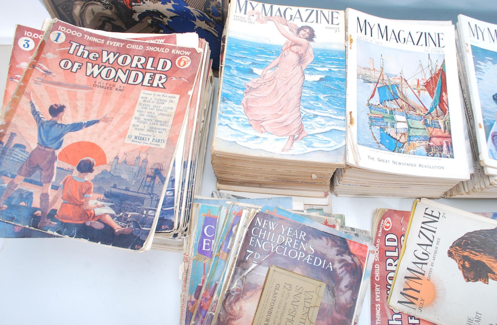 A mixed collection of vintage 20th Century magazines / ephemera to include a selection of 'The World - Bild 10 aus 16