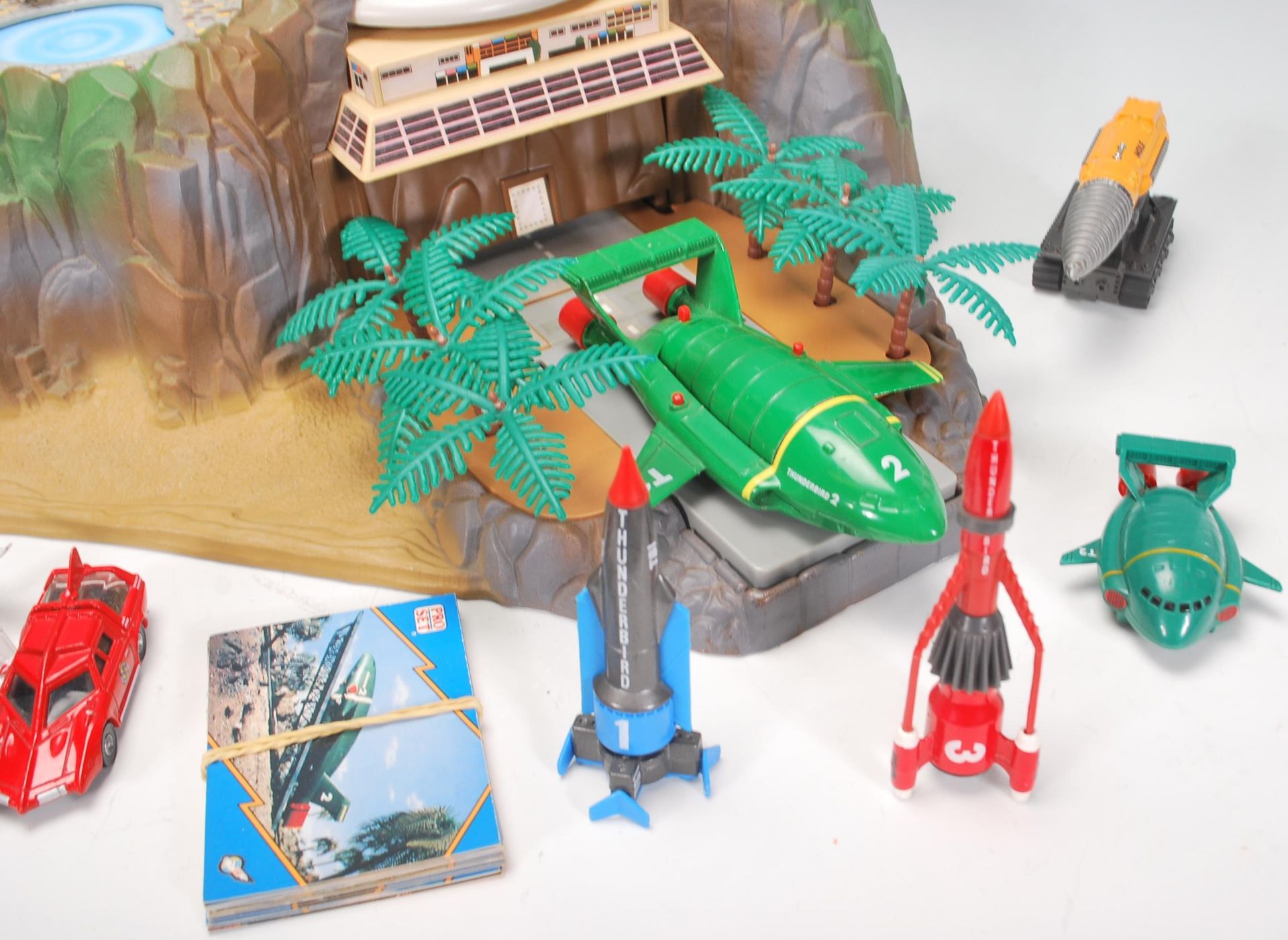 A collection of vintage original Gerry Anderson's Thunderbirds Matchbox diecast toys comprising a - Bild 5 aus 7