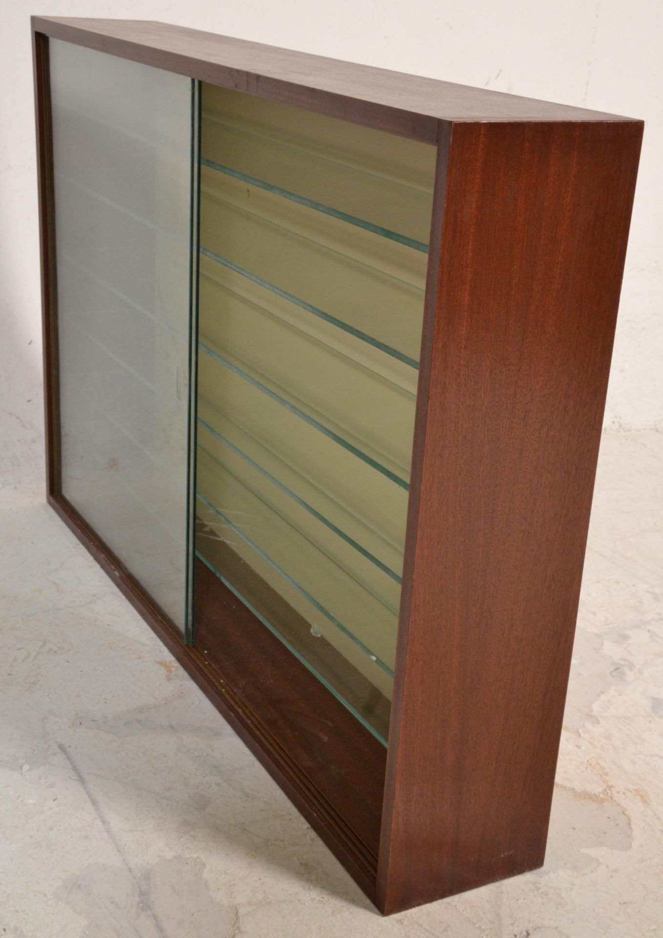 A vintage retro 20th Century shop / trinket / dinky toy display cabinet of oak construction fitted - Bild 13 aus 14