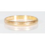 A hallmark 22ct gold wedding band ring of plain form. Hallmarked Birmingham 1953. Weight 2.3g.