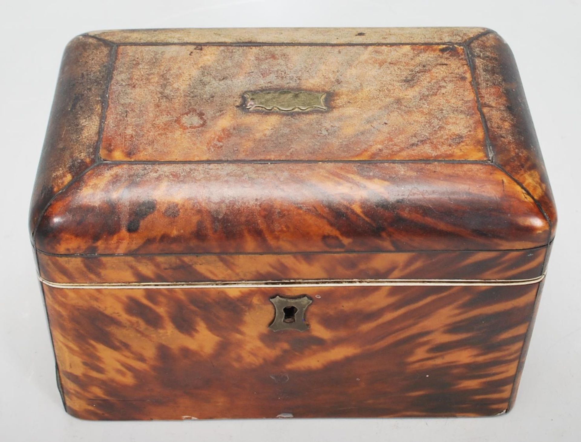 A 19th Century Victorian tortoise shell two division tea caddy with a hinged lid and two sections to - Bild 5 aus 8
