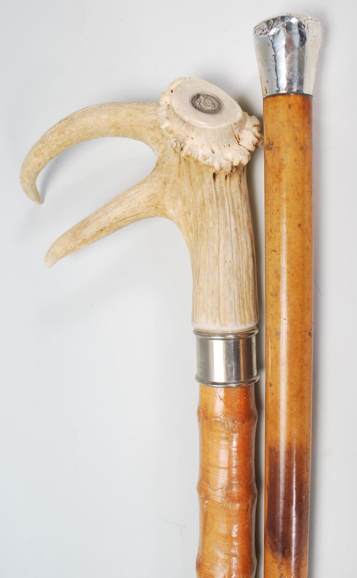 A pair of 20th century wooden walking sticks, having deer antler handle on a bamboo effect shaft - Bild 3 aus 7