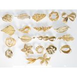 A selection of 20 gold tone mid 20th Century fashion jewellery brooches, many of floral or foliate