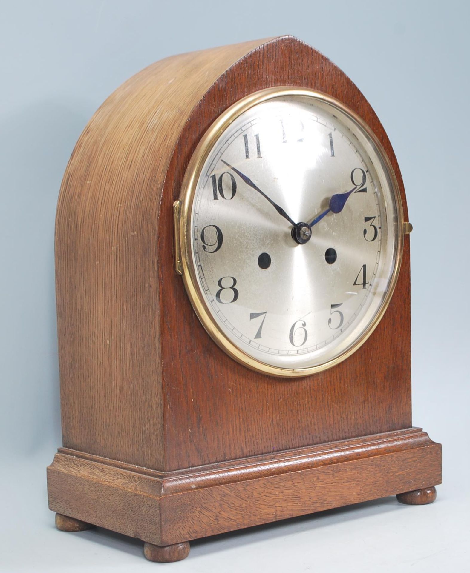 An early 20th century mahogany cased English bracket clock having inset 8 day brass movement. The - Bild 2 aus 7