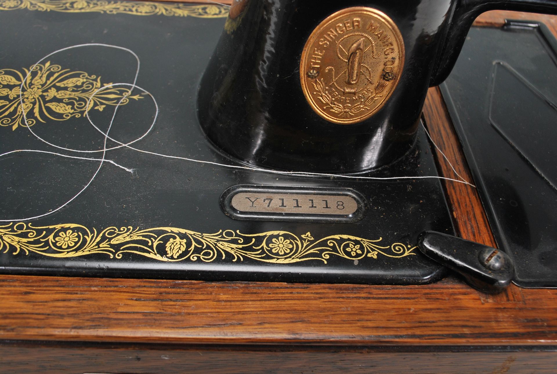 A vintage early 20th century Oak cased dome top Singer Sewing machine. Good dome carry case with the - Bild 11 aus 11