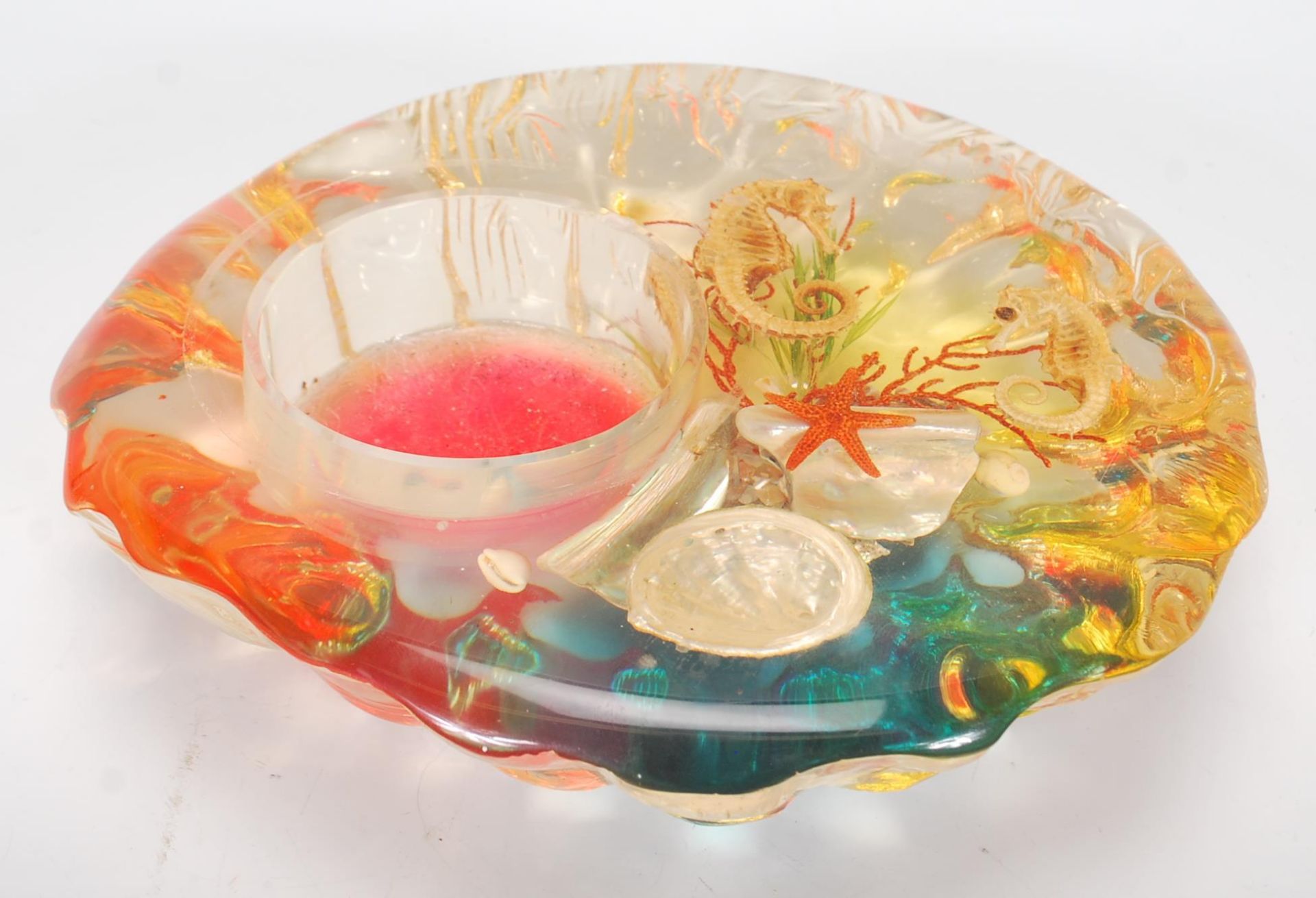 A pair of 1960's retro kitsch lucite large acrylic resin set marine / sea life paperweights with a - Bild 8 aus 12