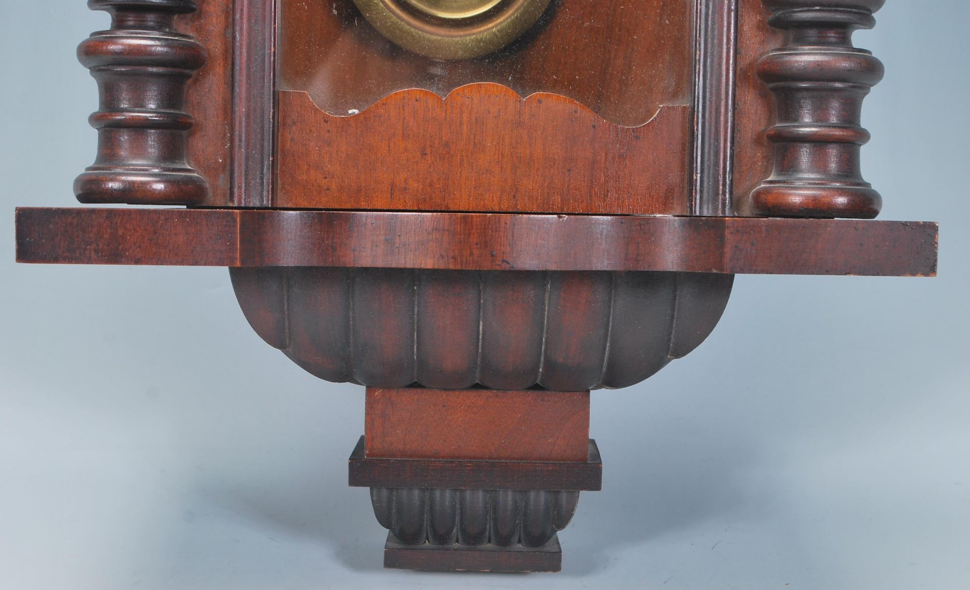 A vintage 20th century mahogany cased Vienna regulator style pendulum wall clock having a glazed - Bild 2 aus 5