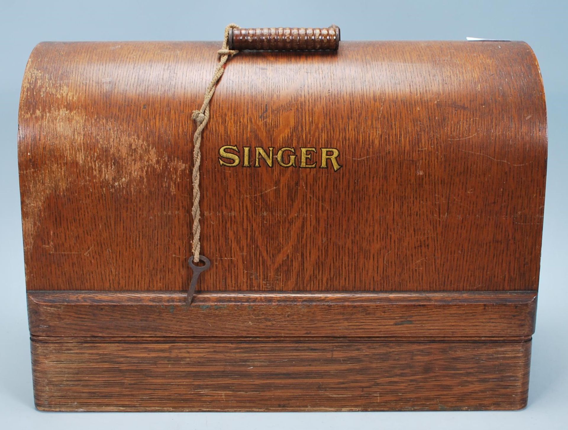 A vintage early 20th century Oak cased dome top Singer Sewing machine. Good dome carry case with the - Bild 2 aus 11