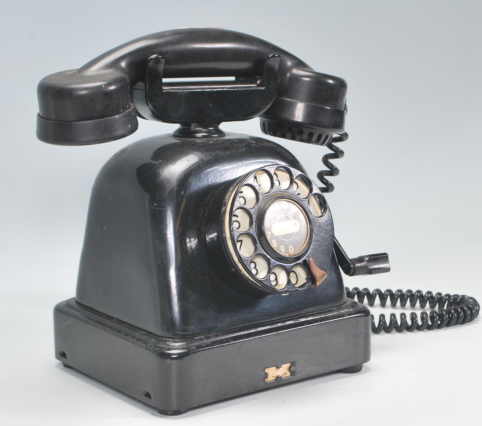 A vintage retro mid Century early plastic telephone having a domed body with rotating dial and - Bild 2 aus 5