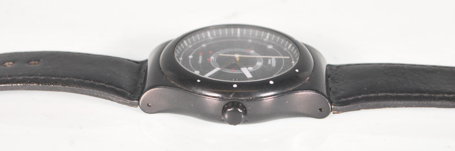 A Swatch Swiss Automatic wrist watch having a black face with a satellite design dial and date - Bild 3 aus 4
