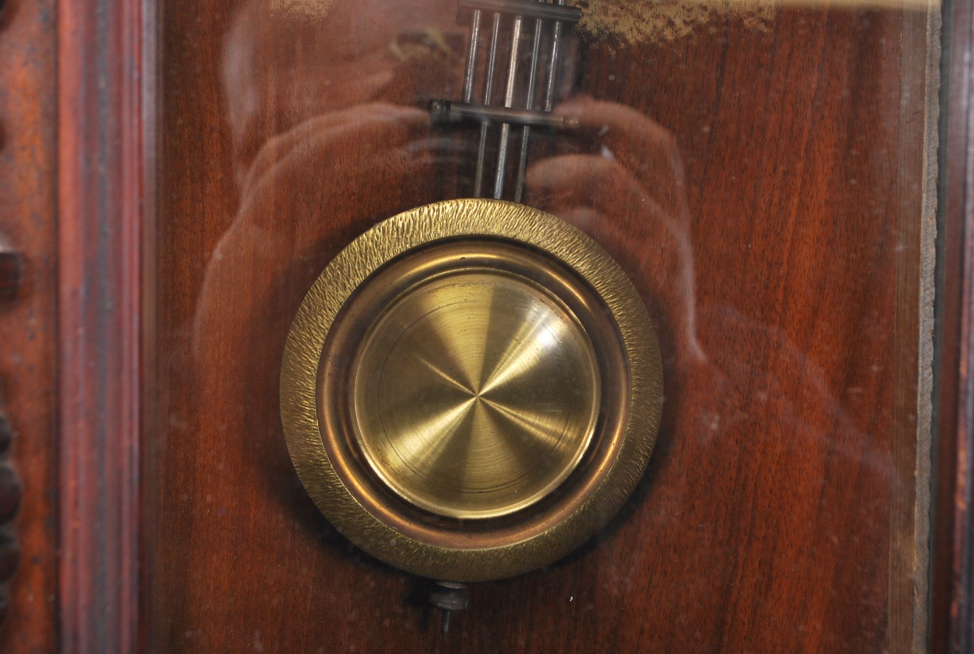 A vintage 20th century mahogany cased Vienna regulator style pendulum wall clock having a glazed - Bild 3 aus 5