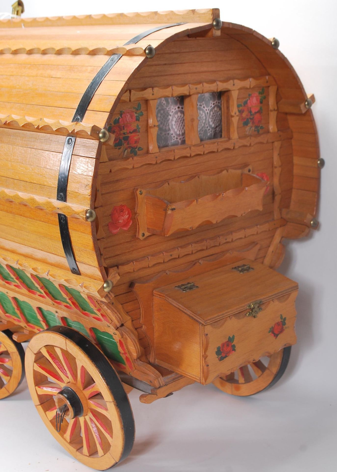 A large vintage 20th Century Gypsy Caravan and shire horse. The gypsy wagon of domed form with - Bild 6 aus 10