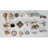 A collection of twenty vintage mid 20th Century 1950's / 60's fashion brooches, many of floral