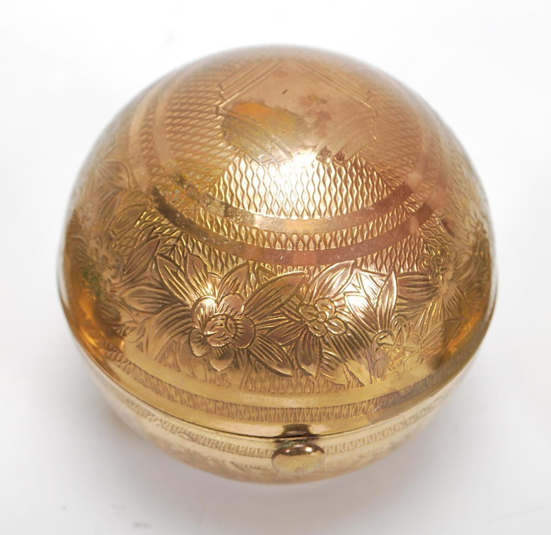 A group of vintage 20th Century compacts to include a Pygmalion No. 21960 of orb form having - Bild 5 aus 7