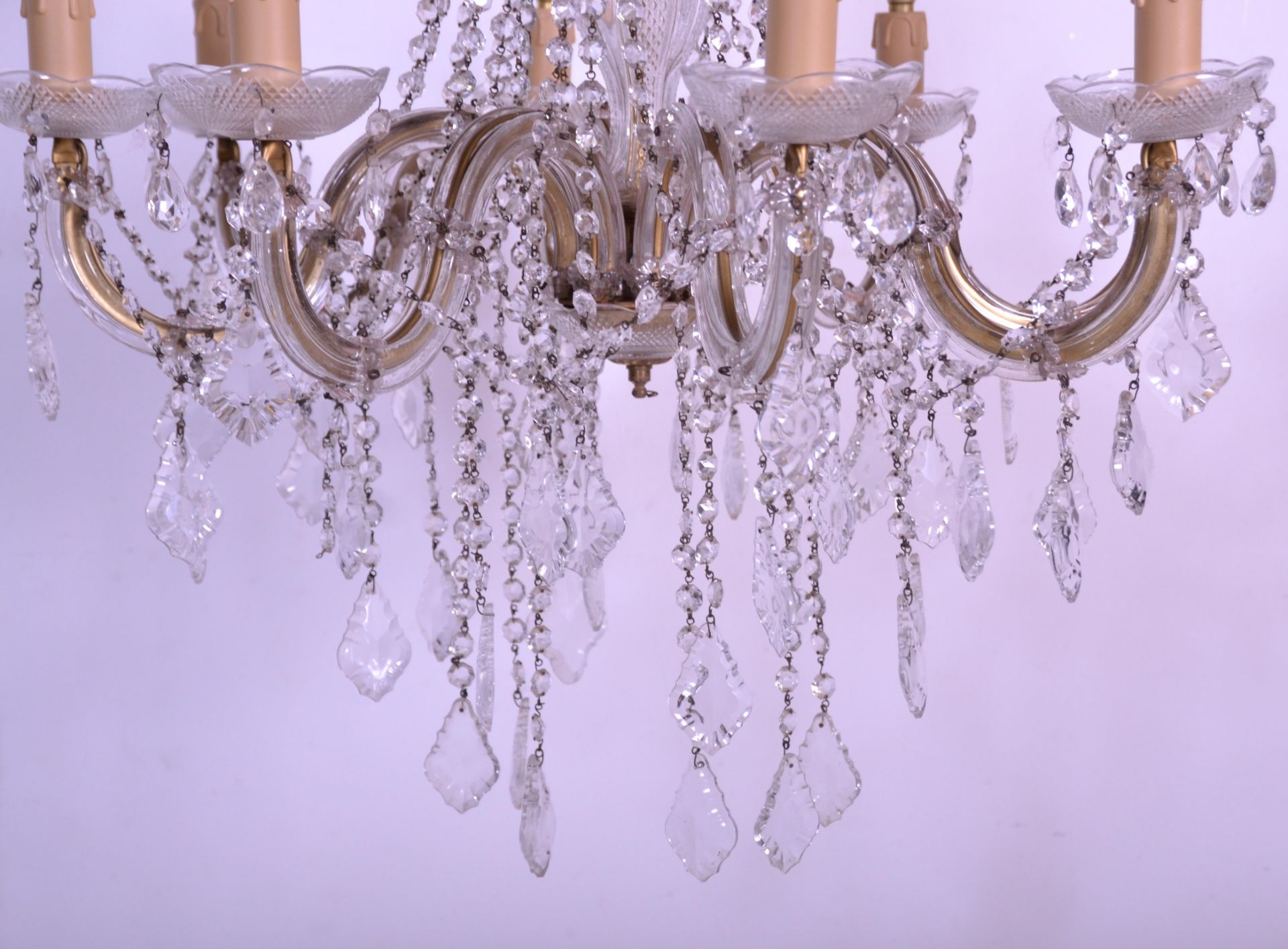A good 20th century 8 arms cristal chandelier having faceted drops, gilded power cable and candle - Bild 4 aus 6