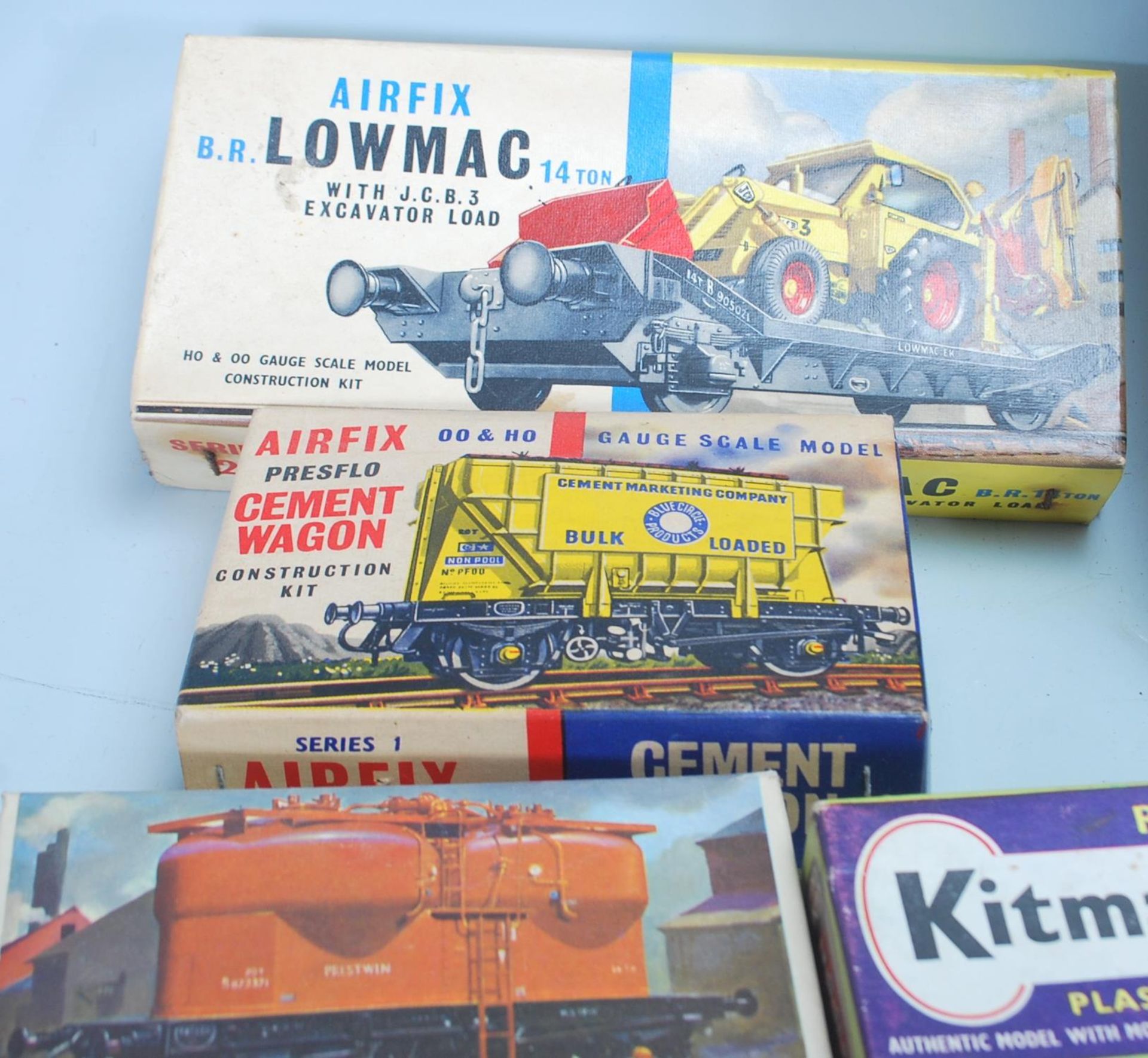 A collection of assorted vintage 00 gauge model railway locomotive train set rolling stock to - Bild 4 aus 12