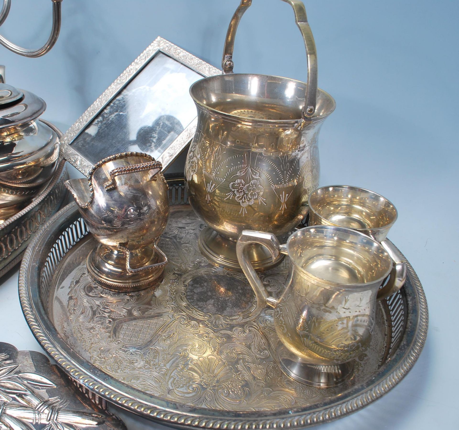A selection of vintage silver plated items dating from the early 20th Century to include a three - Bild 6 aus 7