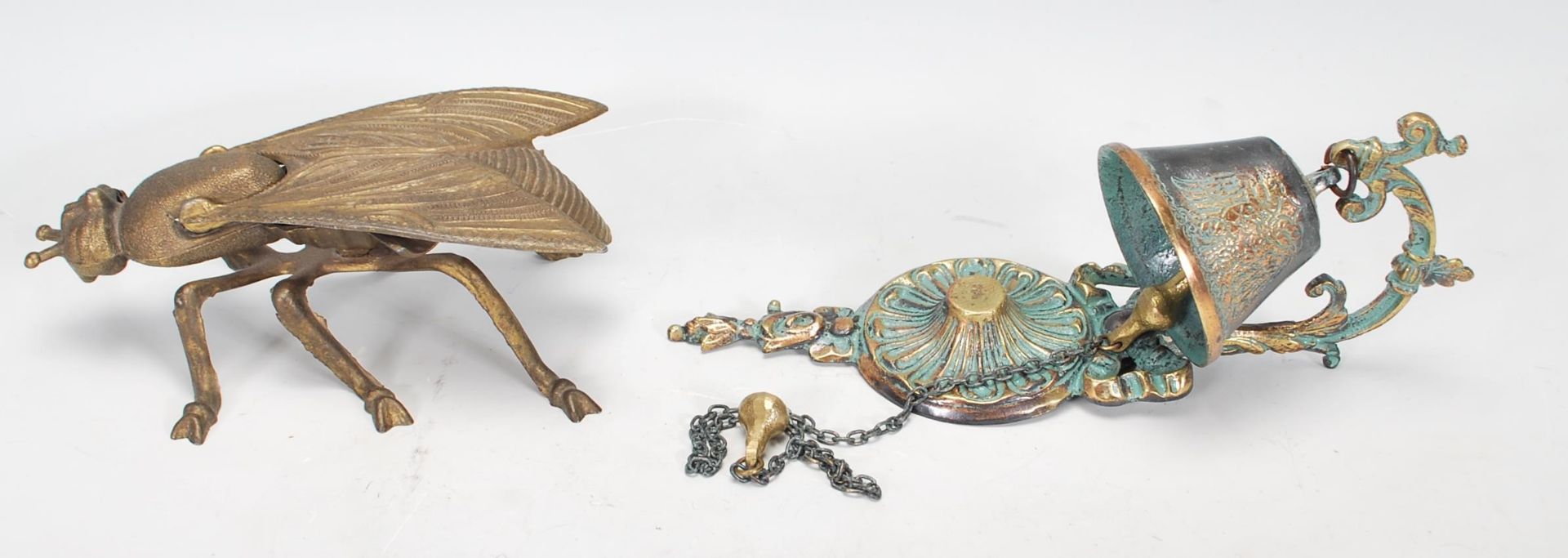 A vintage 20th Century brass ashtray in the form of a blue bottle fly, the wings lifting to reveal - Bild 3 aus 9