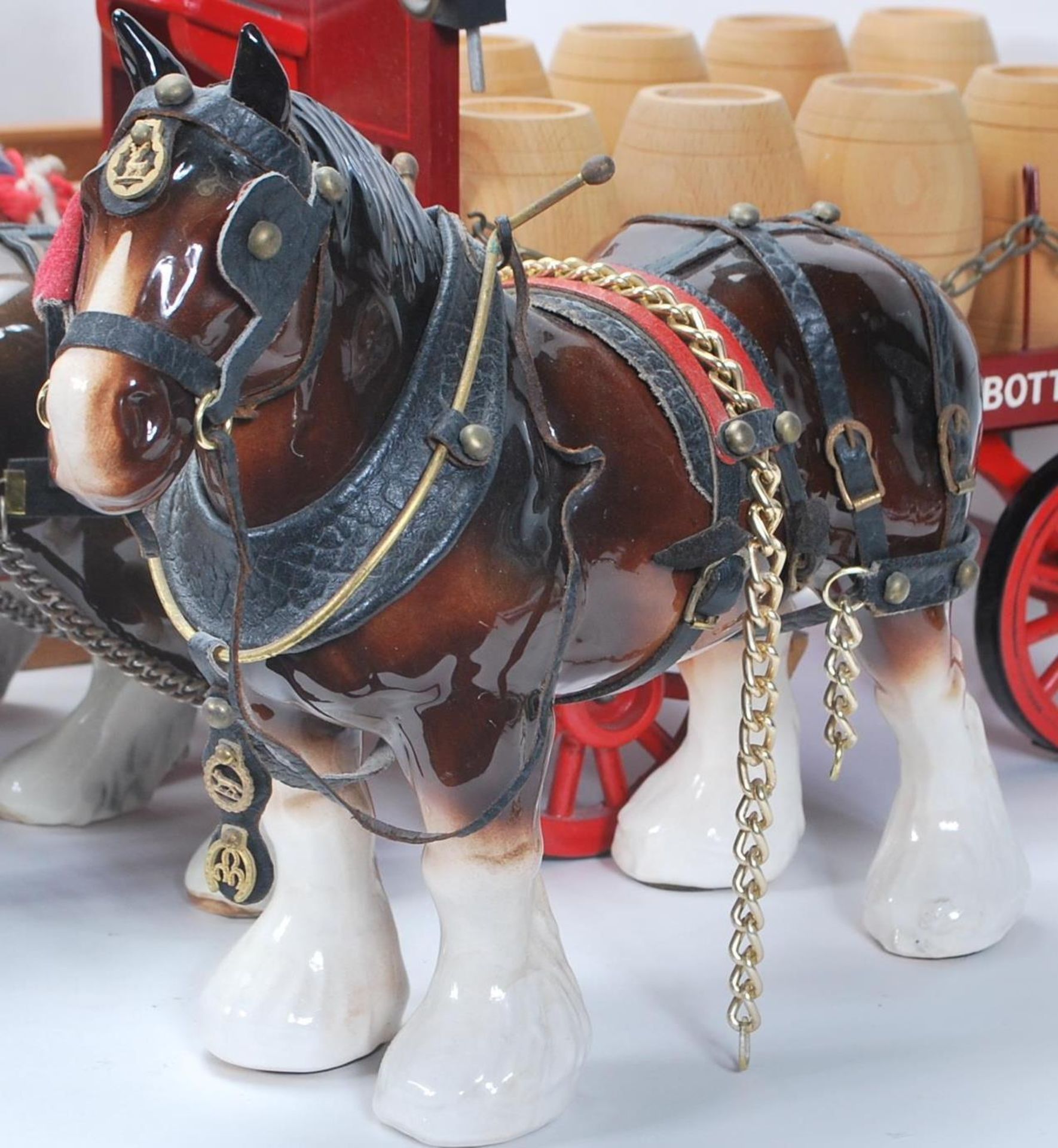 A mixed collection of vintage 20th Century horses and wagons / stagecoaches in the manner of Beswick - Bild 3 aus 7