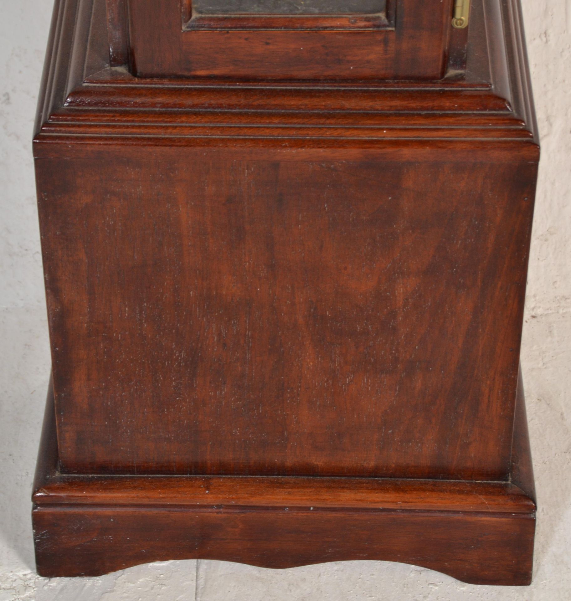 A 20th Century Tempus Fugit long case grandfather clock having a mahogany case having a broken - Bild 3 aus 7