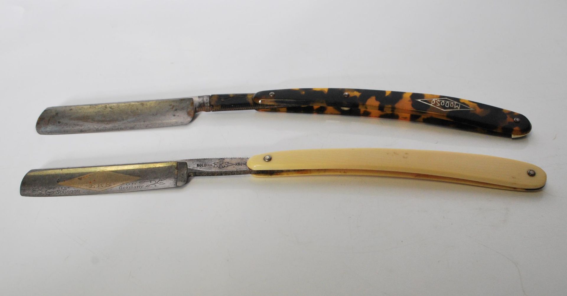 Two vintage mid 20th Century German cut throat razors to include a MoDoSo faux tortoise shell - Bild 5 aus 6