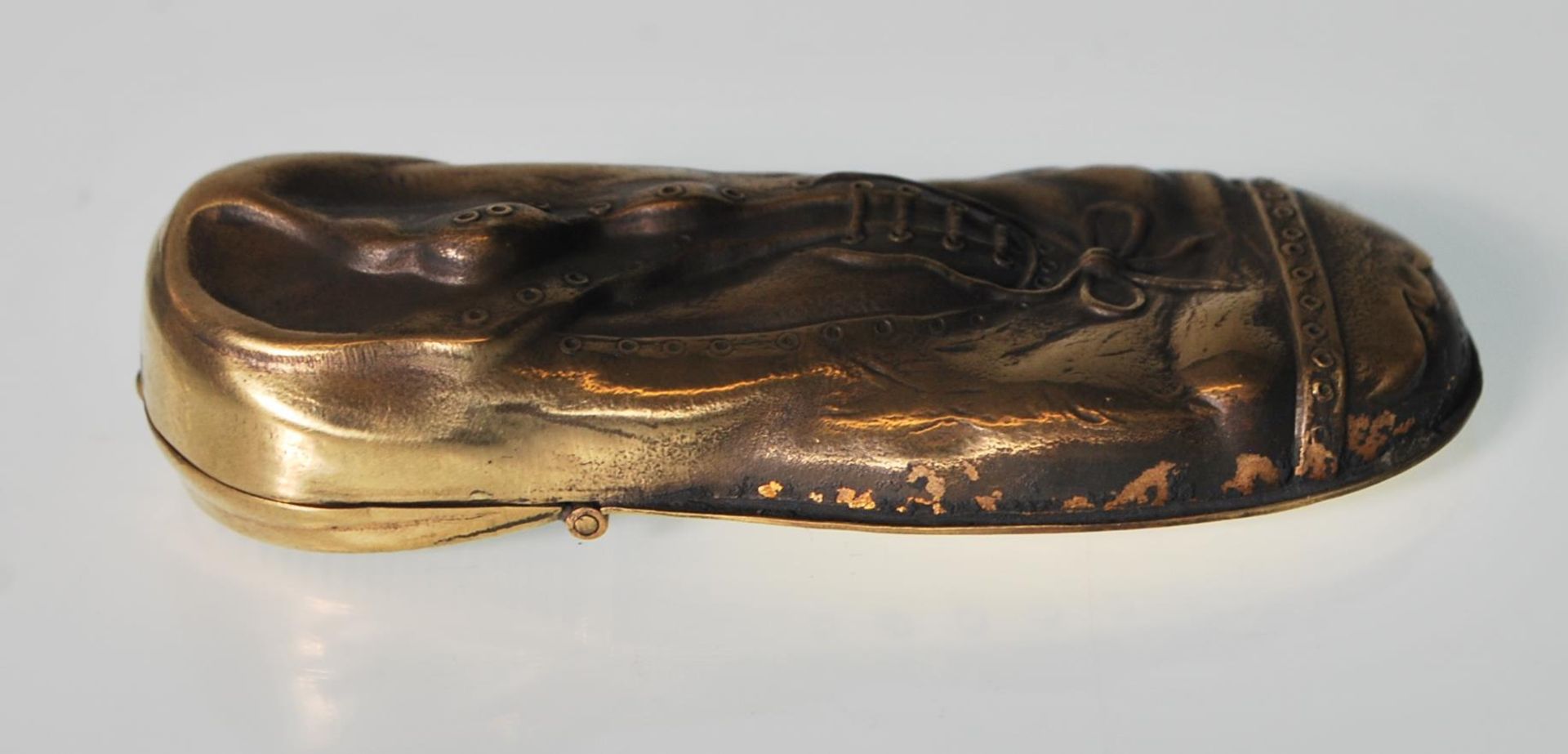 A brass vesta case in the unusual form of a shoe. The case features detail such as shoe laces and - Bild 4 aus 5