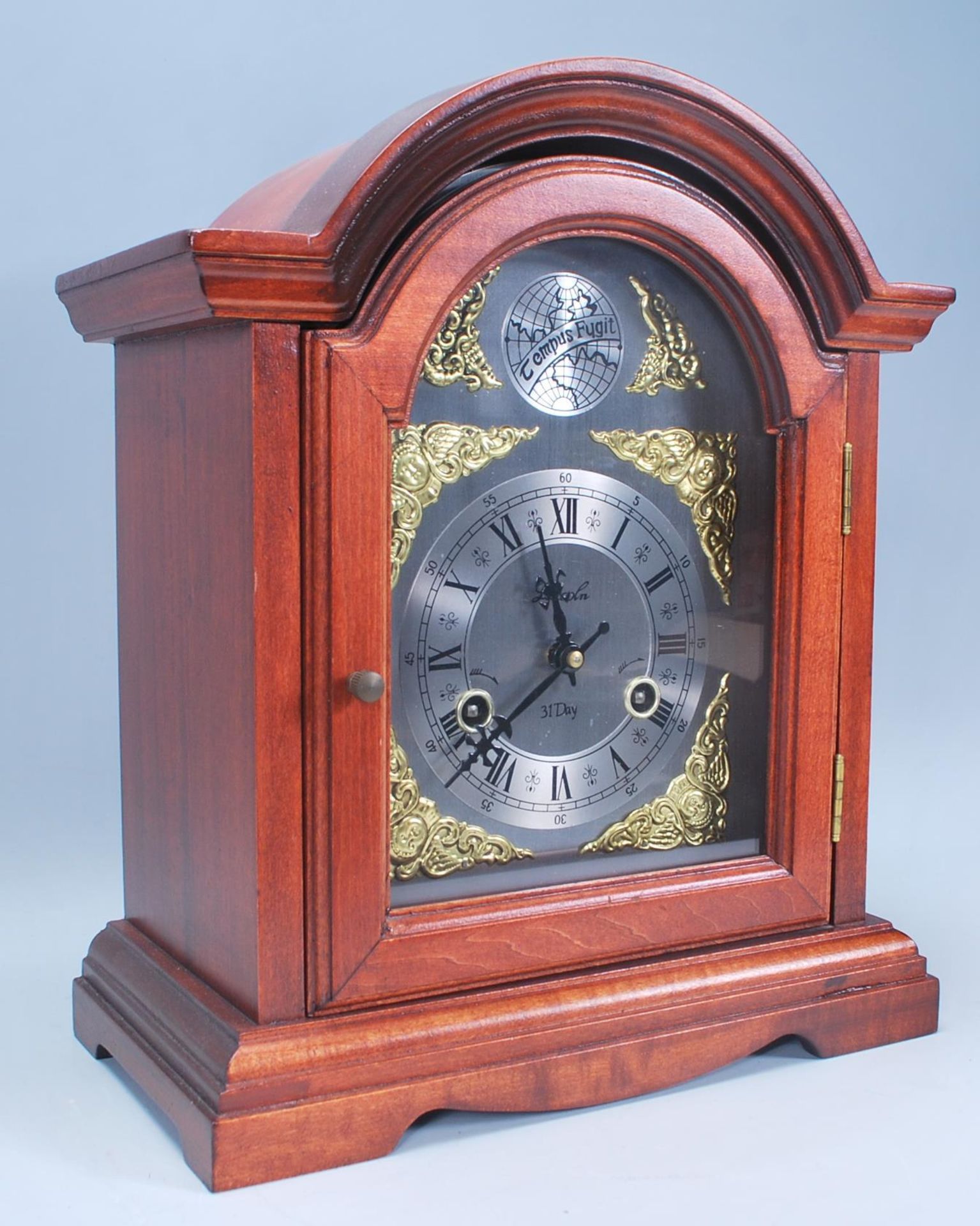 A vintage 20th Century antique style Tempus Fugit mantel clock having a wooden case with domed top - Image 3 of 8