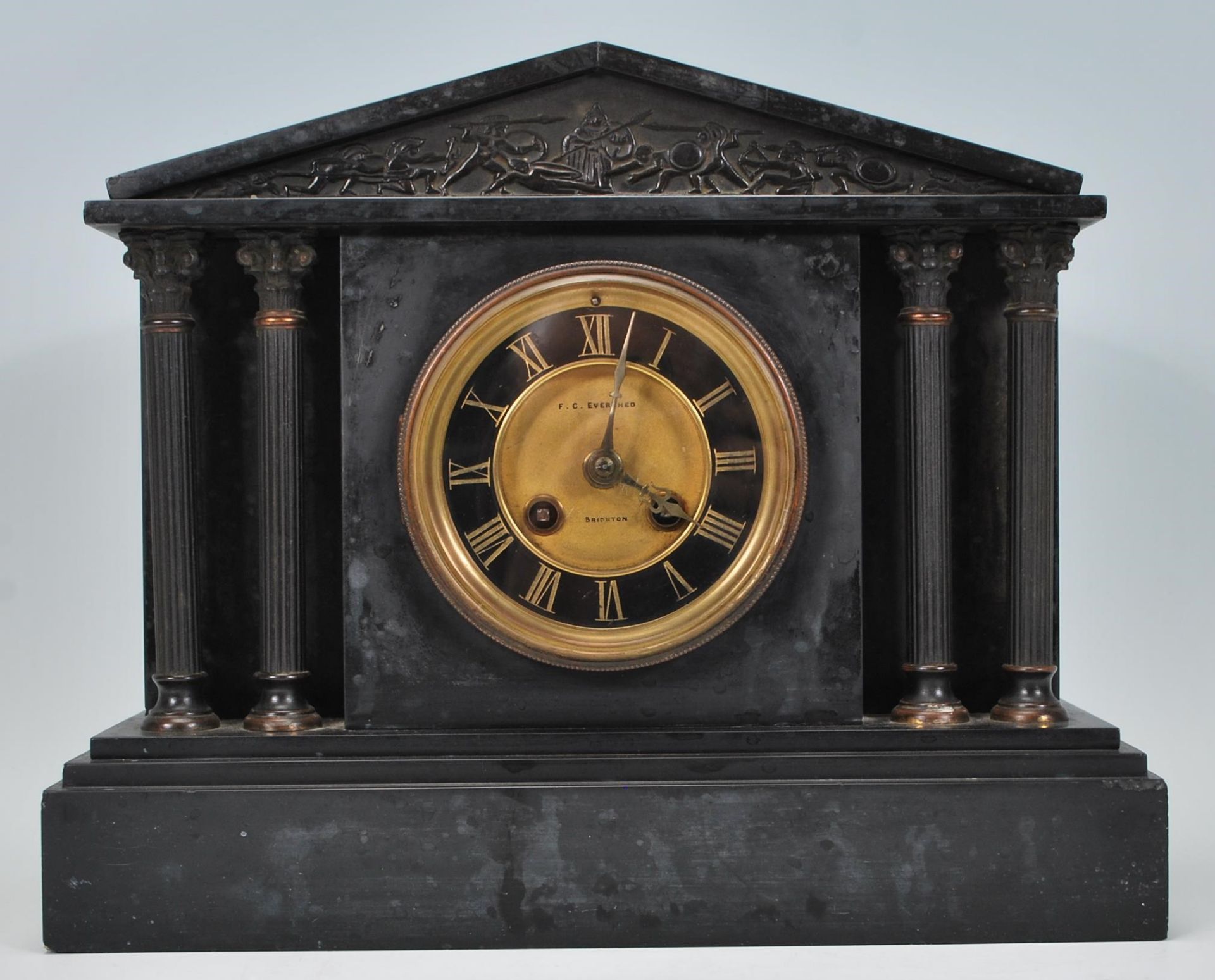 A Victorian 19th century marble & slate mantel clock. Inset brass 8 day movement with gilded chapter - Bild 2 aus 8